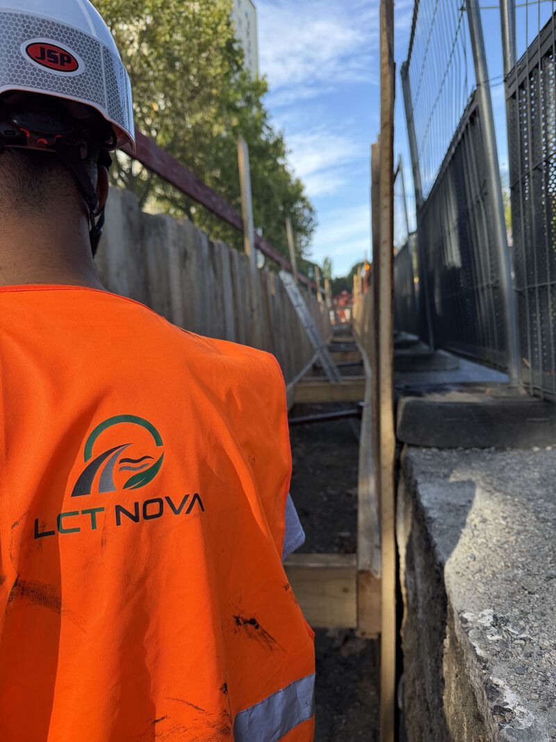 Membre de l’équipe LCT Nova en gilet orange sur un chantier de réseaux